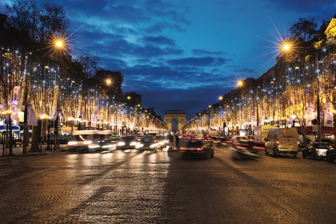 Glæsileg jólalýsing á Champs-Élysées í París sem sýnir hvernig Blachere Illumination umbreytir götum í töfrandi ljósaheim