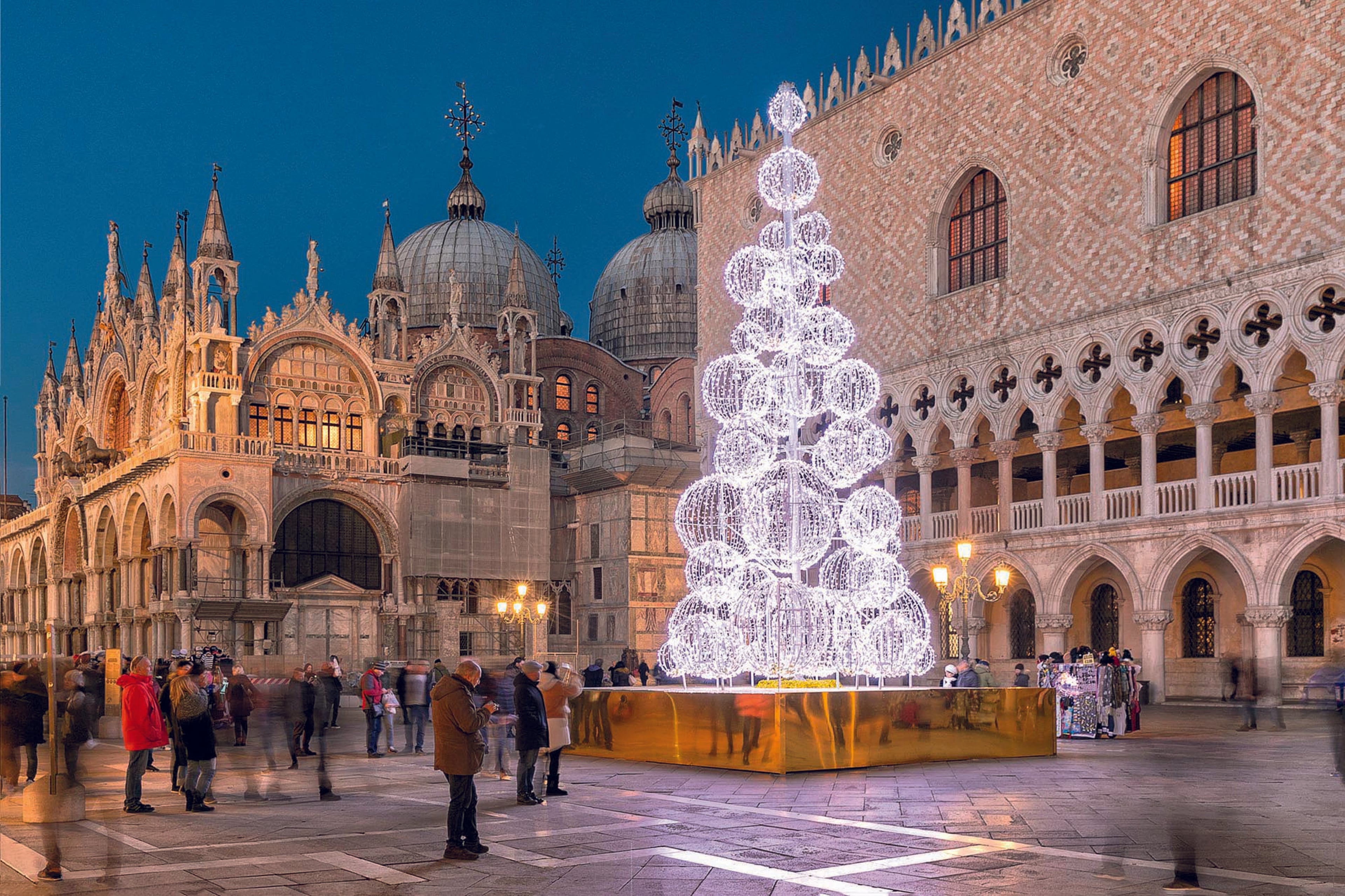 Piazza San Marco, Feneyjar - Nútímaleg LED-skúlptúr mætir sögulegum gottneskum byggingarstíl í hjarta Feneyja